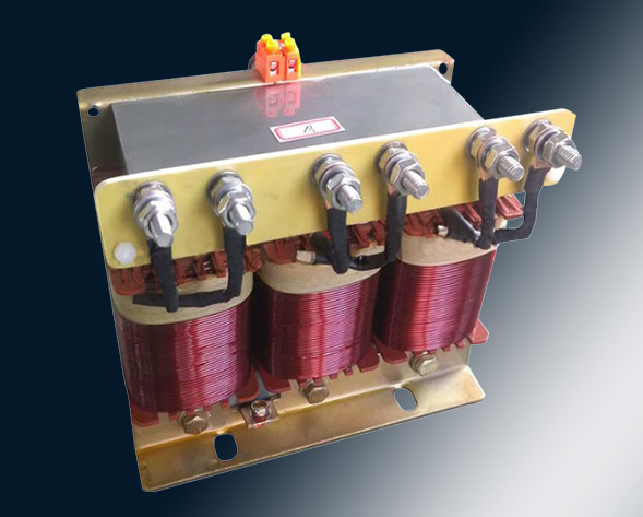 TKSG/TKDG濾波電抗器通過(guò)的是交流電流，它與濾波電容器串聯(lián)使用，組成諧振電路，使其在規(guī)定的頻率點(diǎn)上諧振，濾指定的高次諧波；同時(shí)還可實(shí)玖電力系統(tǒng)的無(wú)功補(bǔ)償和…